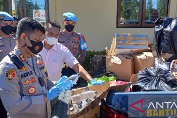Polisi Sukabumi sita seribuan botol minuman keras ilegal
