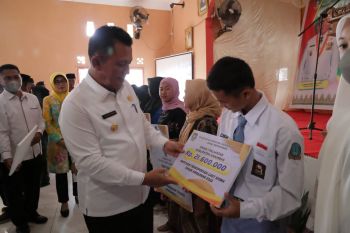 Gubernur Ansar salurkan bantuan operasional Rp905 juta untuk Anambas