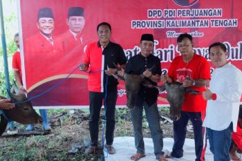PDIP Kalteng bagikan daging kurban ke masyarakat