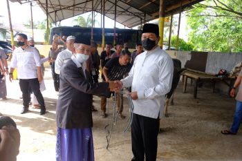 Polda Sulsel salurkan bantuan 695 ekor hewan kurban untuk masyarakat