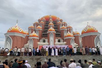 Seratusan umat Islam laksanakan Shalat Idul Adha di Masjid 99 Kubah