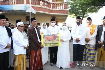 Bupati Serang dan keluarga sholat Ied di Alun-alun Kramatwatu