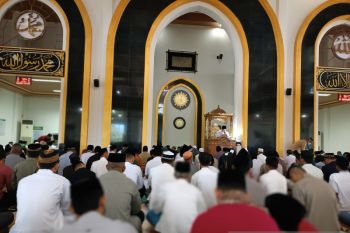 Umat Islam Mamuju padati masjid di Kantor Gubernur Sulbar untuk shalat Idul Adha