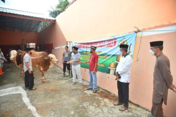 Polda Lampung bagikan 1.154 paket kurban