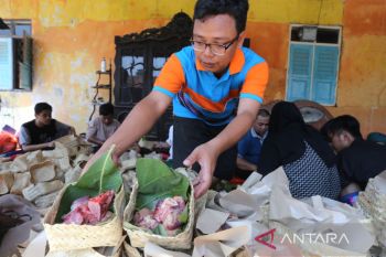 Pembagian daging kurban dengan besek bambu