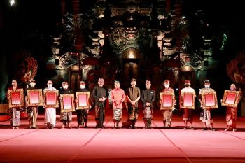 Sembilan pengabdi seni di Bali menerima Adi Sewaka Nugraha