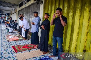 Hujan deras sejak pagi tak surutkan warga Muslim Ambon Shalat Idul Adha