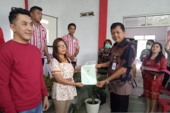 BPN Minahasa Tenggara menyerahkan 1.300 sertifikat kepada warga