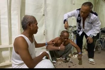 Sebagian jamaah haji Indonesia melakukan tahalul awal usai melontar jumrah