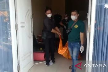 Polisi temukan jasad pria lansia membusuk dalam sebuah rumah mewah di Palembang