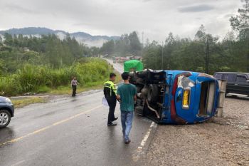 Sebuah bus di Solok terbalik mengakibatkan delapan orang luka-luka