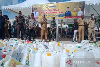 Bulog-Pemkot Baubau gelar operasi pasar minyak goreng curah