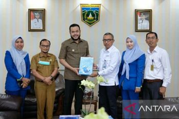 Bank Nagari serahkan deviden tahun buku 2021 ke Pemkot Padang Panjang