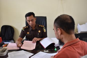 Kejari Pasbar serahkan tersangka pembangunan lapangan tenis dari penyidik ke JPU