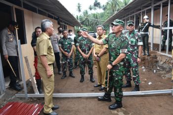 Danrem 131/Santiago tinjau bangunan Huntara bagi korban abrasi pantai di Minsel