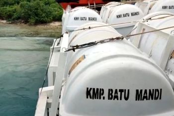 KMP Bantumandi dari Bakauheni ke Merak kandas di sebuah pulau