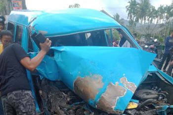 Kecelakaan di Jalan Lintas Bukittinggi-Payakumbuh, Angdes hancur bertabrakan dengan Truk Semen