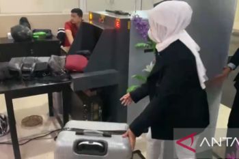 Presiden ACT Ibnu Khajar terlihat bawa koper ke Bareskrim Polri