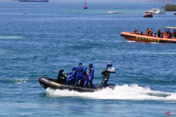 Waspadai gelombang 4 meter di Selat Sape