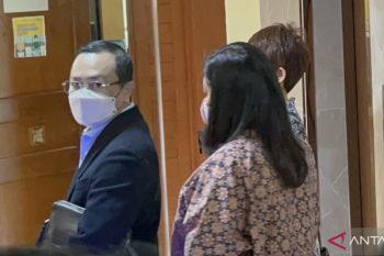 Pengacara istri dari Kadiv Propam Polri Irjen Ferdy Sambo tiba di Gedung Dewan Pers