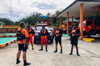 Seorang pria terjatuh dari jembatan sungai Tabur Lestari
