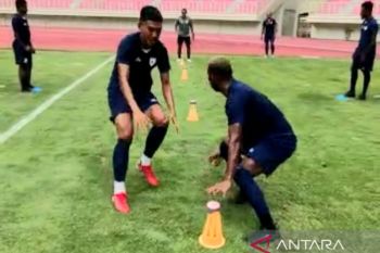 Pemain Persipura Jayapura melatih kecepatan dengan teknologi Blazepod