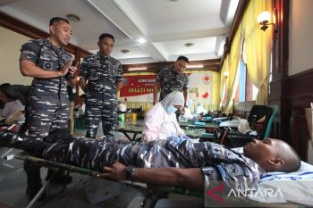 Perwira alumni AAL "Morosena" galang donor darah di Monkasel Surabaya