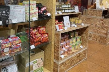 Sambal Misato dan boneka orangutan terlaris di Indonesia Bazaar Osaka