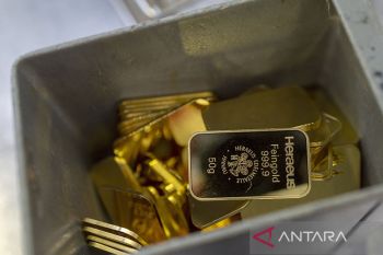 Harga emas turun di pasaran