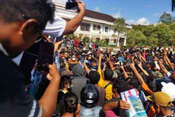 Warga Manggarai Barat protes kenaikan harga tiket masuk Pulau Komodo
