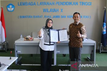 LLDIKTI Wilayah X serahkan SK pembukaan Prodi dan SK perubahan badan