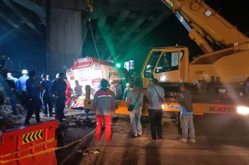 Tim gabungan evakuasi truk tangki yang tabrakan maut tewaskan 10 orang di Bekasi