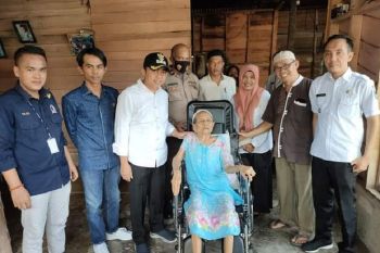 Pemkab Pessel bantu kursi roda untuk warga