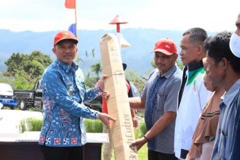 Bupati Lampung Barat serahkan bantuan alat pertanian
