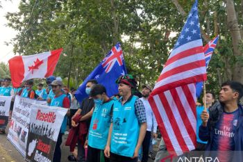 Pengungsi asal Afghanistan unjuk rasa kibarkan empat bendera negara asing