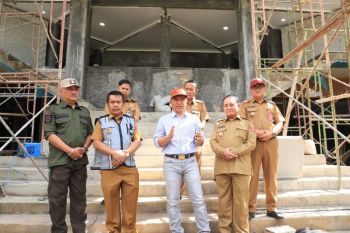 Bupati Lampung Barat tinjau pembangunan Lamban Budaya