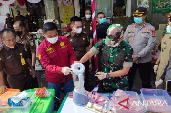 Kejari OKU Sumsel musnahkan lima senjata api ilegal dan narkoba