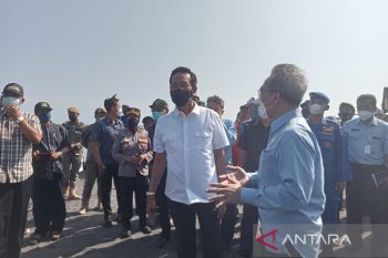 Gubernur DIY meninjau lokasi terdampak gelombang tinggi di Pantai Depok