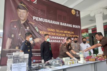 Kejari Bandarlampung musnahkan barang bukti hasil kejatan selama lima bulan