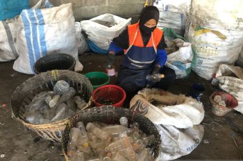 "Bangoan Collection Center" Tulungagung pekerjakan 25 ibu pemilah botol plastik