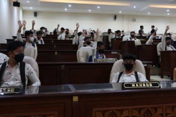 Saat siswa SMP di Temanggung belajar politik di Gedung DPRD