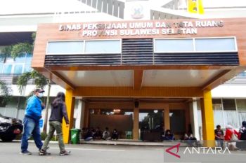 KPK geledah kantor Dinas PUTR dan BPK Sulsel dan amankan dokumen