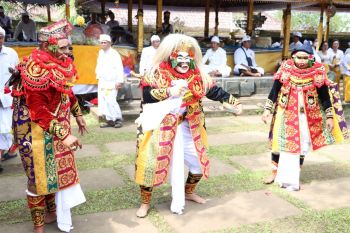 Wali Kota Denpasar Jaya Negara menari topeng di Pura Semeru Agung