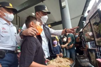 Bhre Bhawana, ubah puntung rokok jadi lukisan dan kerajinan