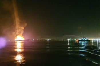 Kapal muatan barang kelontong dari Malaysia terbakar di Batam