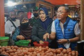 Mendag sidak di Pasar Cibinong cek harga bahan pokok turun