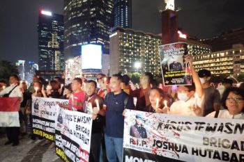 Puluhan warga dan advokat gelar aksi 1.000 lilin untuk Brigadir J