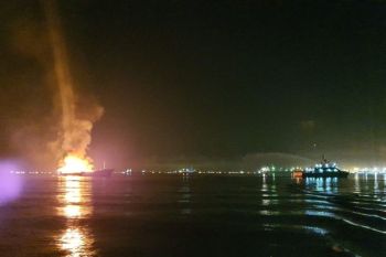Kapal Layar Motor muatan barang kelontong dari Malaysia terbakar di Batam