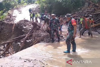 Pemkab Sinjai kerahkan alat berat buka akses daerah terisolir akibat longsor