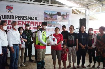 Kemenkumham Sulut serahkan Bansos bagi korban bencana abrasi Pantai Amurang